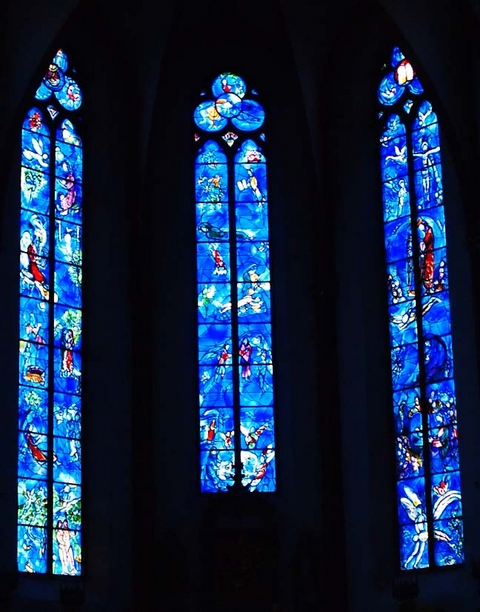 ｼｬｶﾞｰﾙのｽﾃﾝﾄﾞｸﾞﾗｽの前で祈り ｢みきBLOG｣ ｽﾃﾝﾄﾞｸﾞﾗｽ工房の一日 みき